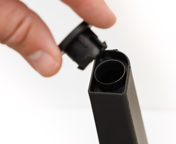 Černé ratanové křeslo COLUMBIA