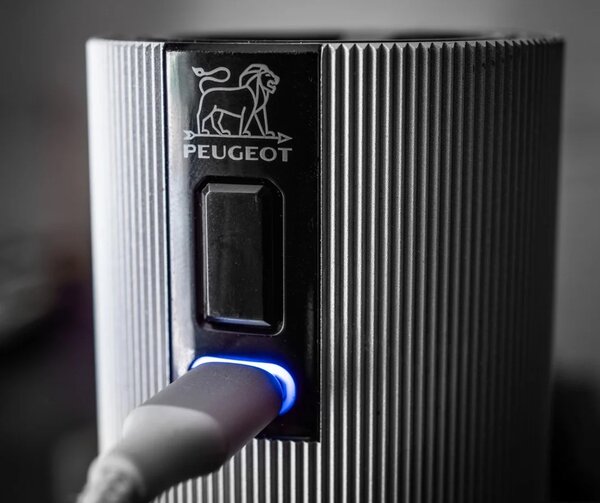 Mlýnek na pepř PEUGEOT LINE elektrický 15 cm, u´Select Carbon 43148