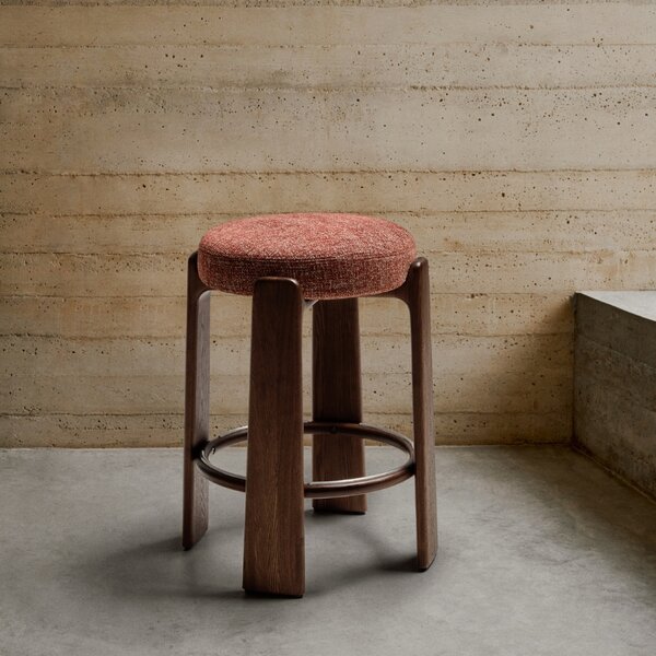 Kave Home Terakotově červená ořechová barová židle Granite II. 65 cm