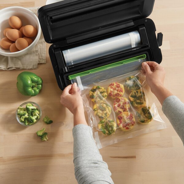 Kompaktní vakuová svářečka fólií FoodSaver VS2190X