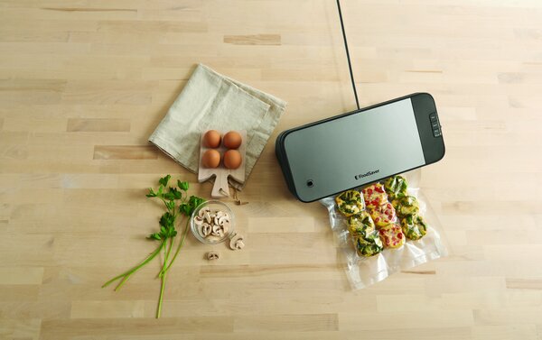Kompaktní vakuová svářečka fólií FoodSaver VS2190X