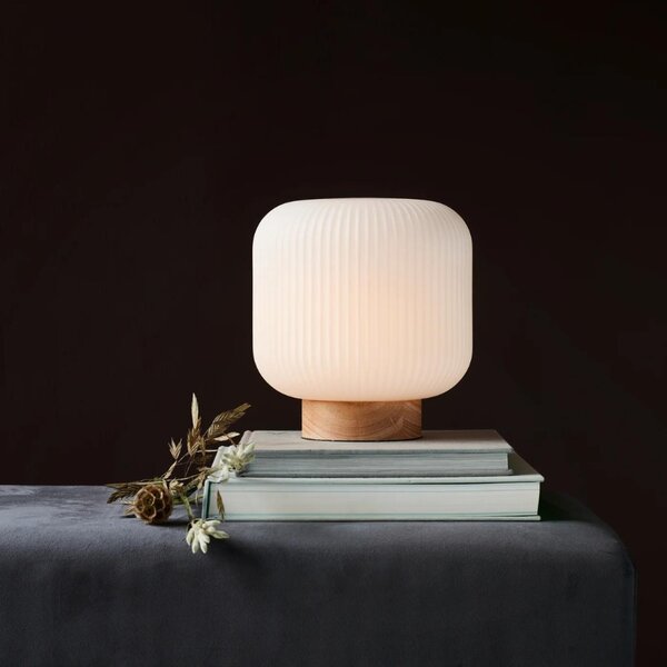 Nordlux Opálově bílá skleněná stolní lampa Milford s dřevěnou podstavou