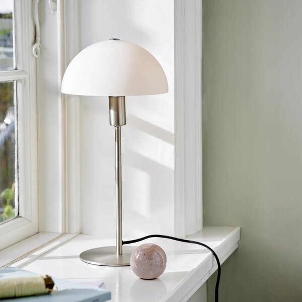 Nordlux Opálově bílá skleněná stolní lampa Ellen se stříbrnou podstavou