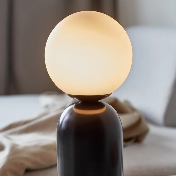 Nordlux Opálově bílá skleněná stolní lampa Notti s černou podstavou