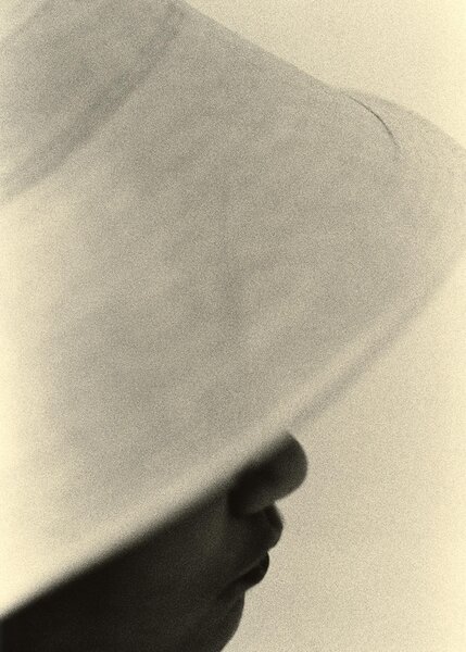 Paper Collective designové moderní obrazy Girl and Hat (50 x 70 cm)