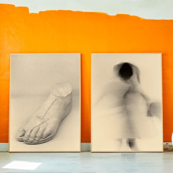 Paper Collective designové moderní obrazy Blurred Girl (50 x 70 cm)