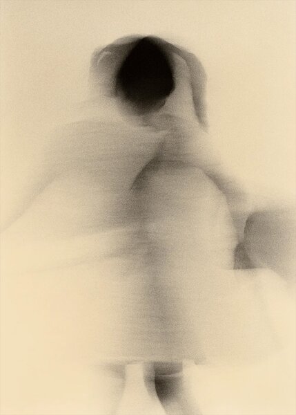 Paper Collective designové moderní obrazy Blurred Girl (50 x 70 cm)