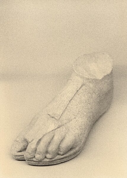 Paper Collective designové moderní obrazy The Foot (50 x 70 cm)