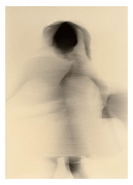 Paper Collective designové moderní obrazy Blurred Girl (70 x 100 cm)