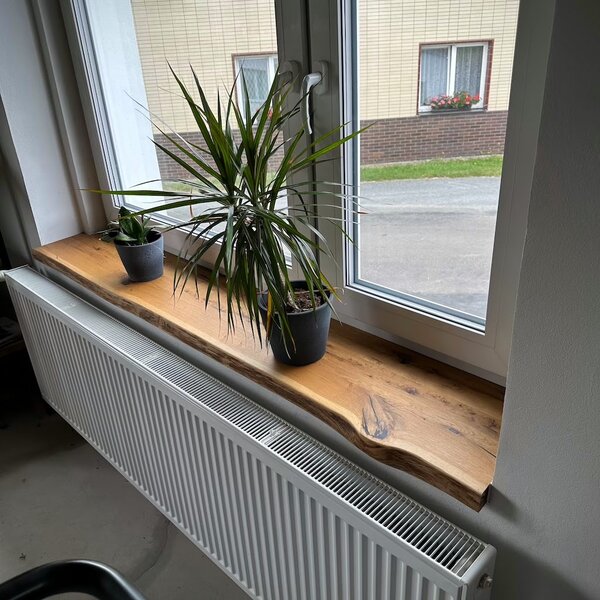 KULHÁNEK Dubový parapet s přírodní hranou Rozměr parapetu: 60x30 cm