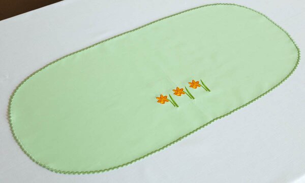 Ubrus Veba GAMA bavlněný satén zelená s výšivkou Narcisy s festonem Velikost: 35x70 cm - ovál