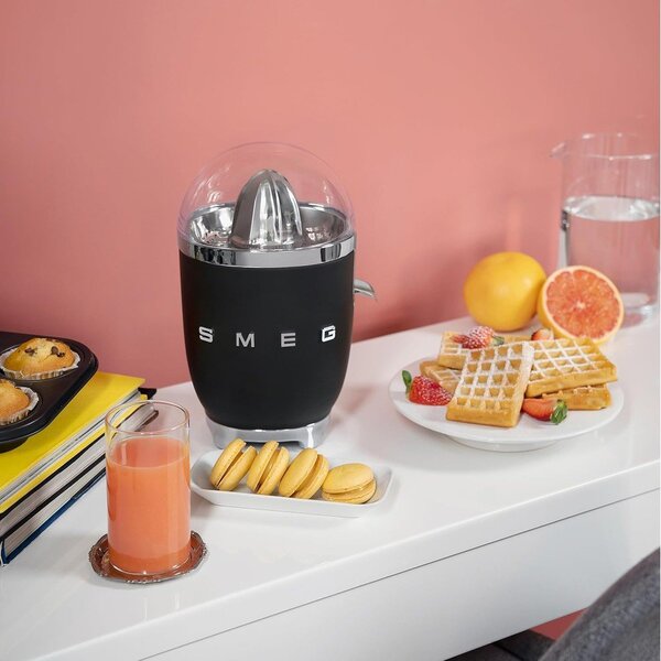 Černý odšťavňovač 50's Retro Style – SMEG