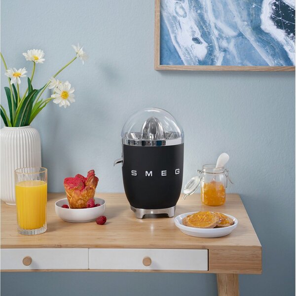 Černý odšťavňovač 50's Retro Style – SMEG