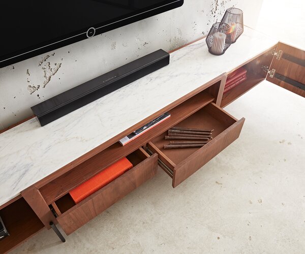 DELIFE TV stolek Secara 220 cm akácie hnědá 2 dvířka 2 zásuvky mramor závěsný