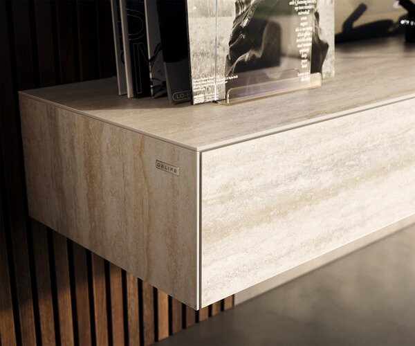 DELIFE TV stolek Cuor 150 cm keramika Laminam® Travertino Bianco krémově bílá 1 výklopná dvířka 1 zásuvka závěsný