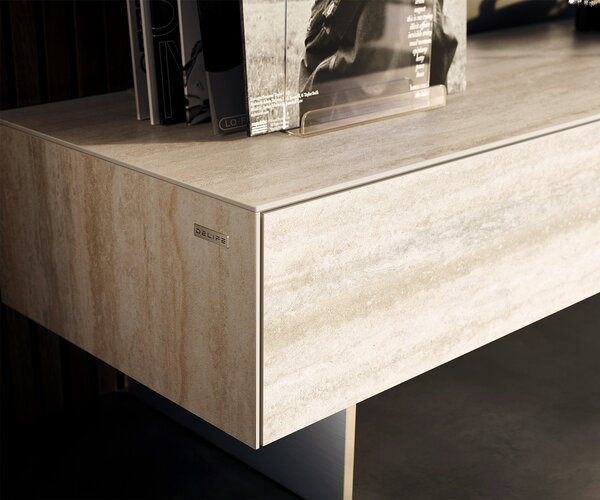 DELIFE TV stolek Cuor 150 cm keramika Laminam® Travertino Bianco krémově bílá 1 výklopná dvířka 1 zásuvka podnož závěsná nerezová ocel