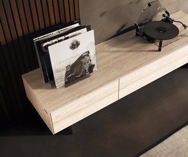 DELIFE TV stolek Cuor 150 cm keramika Laminam® Travertino Bianco krémově bílá 1 výklopná dvířka 1 zásuvka podnož závěsná nerezová ocel