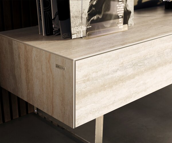 DELIFE TV stolek Cuor 150 cm keramika Laminam® Travertino Bianco krémově bílá 1 výklopná dvířka 1 zásuvka podnož závěsná akrylglas