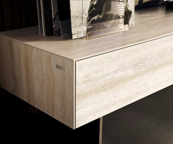 DELIFE TV stolek Cuor 150 cm keramika Laminam® Travertino Bianco krémově bílá 1 výklopná dvířka 1 zásuvka podnož závěsná kov černá