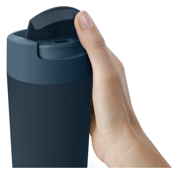 Tmavě modro-antracitový cestovní hrnek 450 ml Sipp – Joseph Joseph