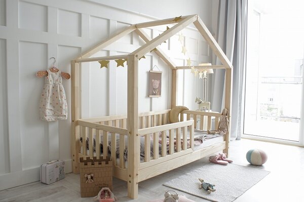 Domečková postel HouseBed se zábranou 160x80 cm - přírodní