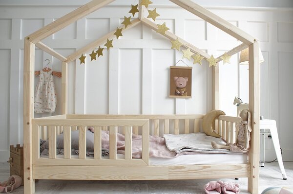 Domečková postel HouseBed se zábranou 160x80 cm - přírodní