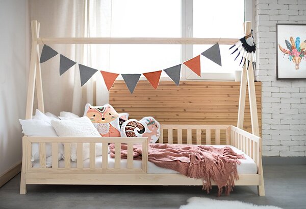 Dětská postel Tipi se zábranou Velikost spací plochy: 140x80, Barva: přírodní dřevo, Výška nožiček: nohy 10 cm ( jako na obrázku)