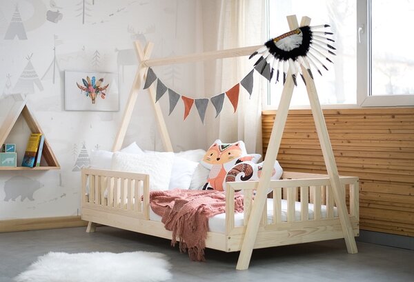 Dětská postel Tipi se zábranou Velikost spací plochy: 140x80, Barva: přírodní dřevo, Výška nožiček: nohy 10 cm ( jako na obrázku)