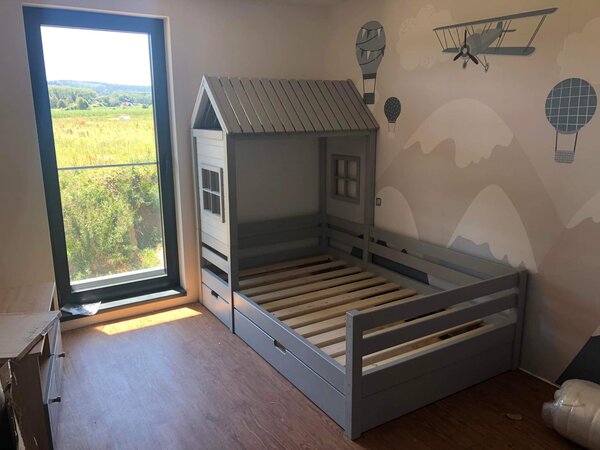 TEPE ČESKÁ VÝROBA - Domečková postel Leticia + montáž