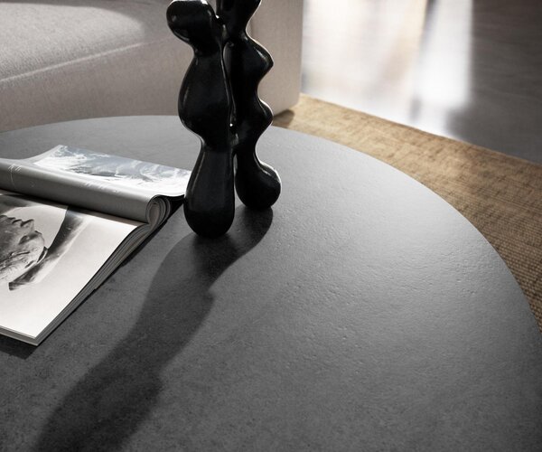 DELIFE Konferenční stolek Edge kulatý 90×90 cm keramika beton šedá Trive kov černá
