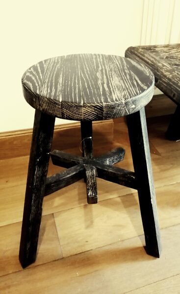 Hitra Dřevěná stolička černá kulatá