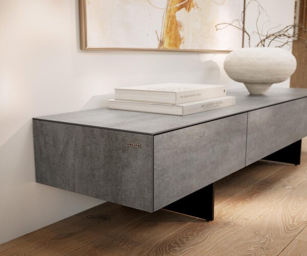DELIFE TV stolek Cuor 150 cm keramika beton šedá 1 výklopná dvířka 1 zásuvka podnož závěsná kov černá