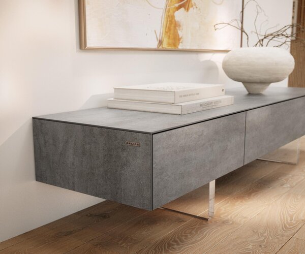 DELIFE TV stolek Cuor 150 cm keramika beton šedá 1 výklopná dvířka 1 zásuvka podnož závěsná akrylglas