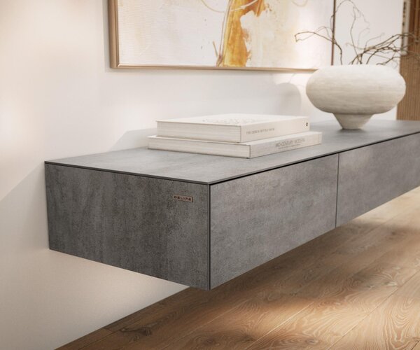 DELIFE TV stolek Cuor 150 cm keramika beton šedá 1 výklopná dvířka 1 zásuvka závěsný