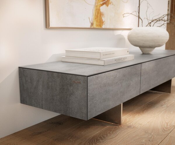 DELIFE TV stolek Cuor 150 cm keramika beton šedá 1 výklopná dvířka 1 zásuvka podnož závěsná nerezová ocel