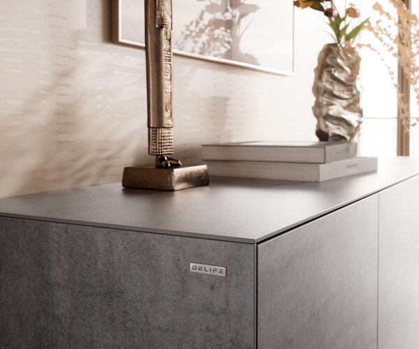 DELIFE Komoda Cuor 150 cm keramika beton šedá 3 dvířka závěsná