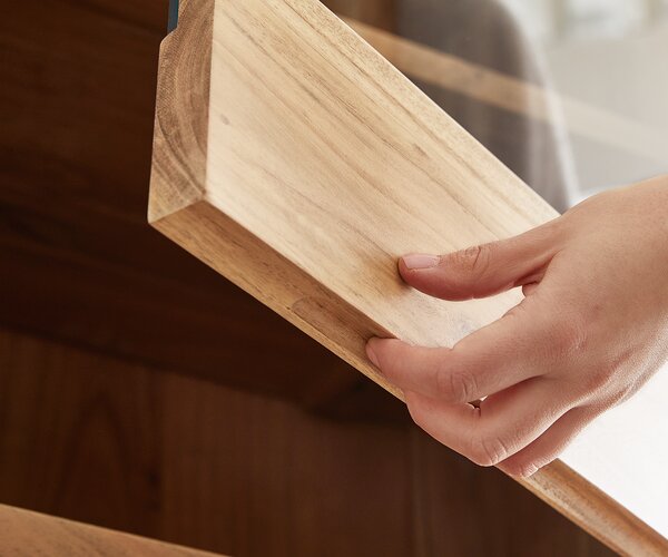 DELIFE Skleněná vitrína Live-Edge 60x190 cm akácie přírodní přírodní hrana 1 dvířko 2 zásuvky masivní