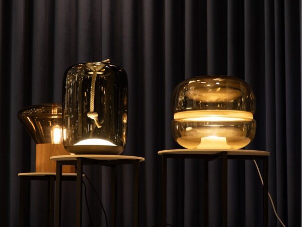 Brokis Designová stojací lampa Knot Table Battery, PC1249, IP44 Povrch Montury: Mosaz, Barva skla: Šedá kouřová - transparentní sklo, Dekor skla: Lesklý povrch skloviny