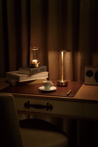 Ambientec Turn+ Brass, bateriová lampička z mosazi, LED 1900-2400K dotykové stmívání, Ø8,9x16,5cm, IP66