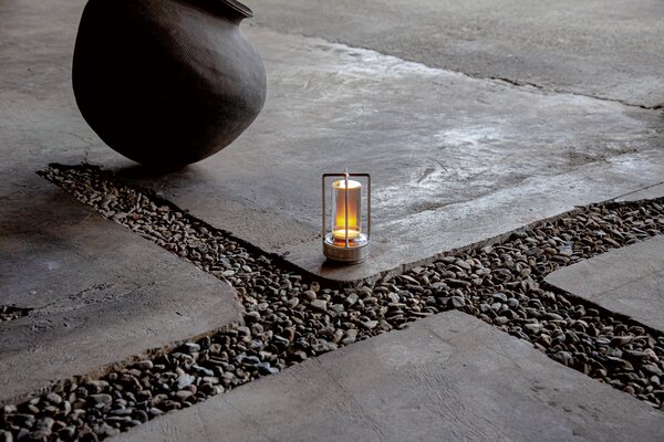 Ambientec Turn+ Brass, bateriová lampička z mosazi, LED 1900-2400K dotykové stmívání, Ø8,9x16,5cm, IP66