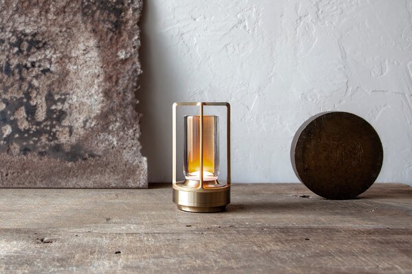 Ambientec Turn+ Brass, bateriová lampička z mosazi, LED 1900-2400K dotykové stmívání, Ø8,9x16,5cm, IP66