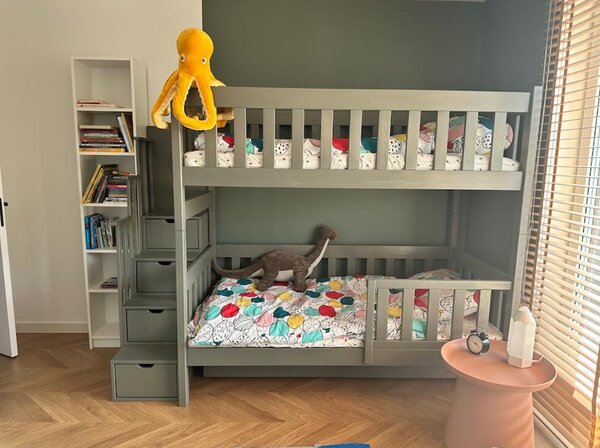Patrová postel se schody Luiza - více barev Barva: bezbarvý lak, Velikost horní matrace: 200x80 cm, Zábrana na spodní postel: ne