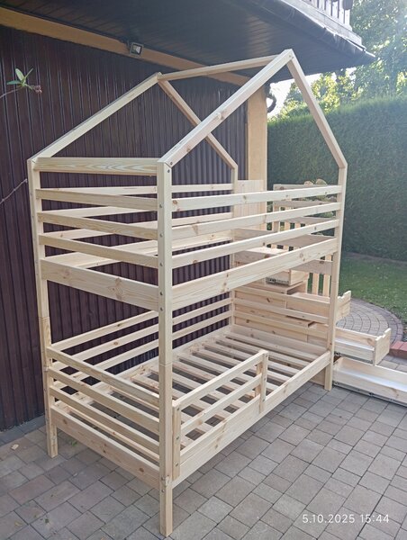 Domečková patrová postel se schody Rumba Barva: bezbarvý lak, Velikost matrace: 200x90 cm, Úložný prostor: bez šuplíku