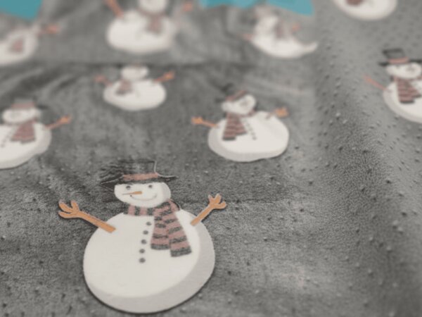 Svítící vánoční mikroplyšová deka SNOW BUDDY, šedá Rozměr: 150 x 200 cm