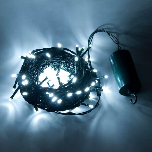 DECOLED LED světýlka na baterie, venkovní, 10,2 m, ledově bílá, 100 diod, tmavě zelený kabel, IP44, 4× AA