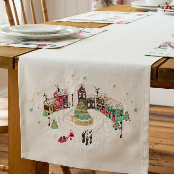 Bavlněný běhoun na stůl 33x220 cm Christmas Town – Catherine Lansfield