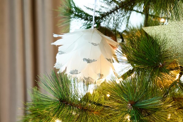 DECOLED Vánoční ozdoba z peříček, 12 cm, bílá, peří