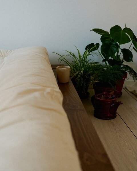 Hnědá dvoulůžková postel z borovicového dřeva s roštem 140x200 cm Japan – Karup Design