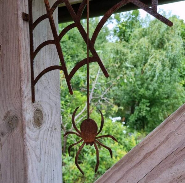 Zahradní závěsná dekorace Pavučina s pavoukem do rohu kovová rezavá