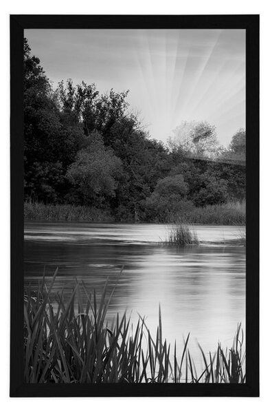 Plakát východ slunce u řeky v černobílém provedení